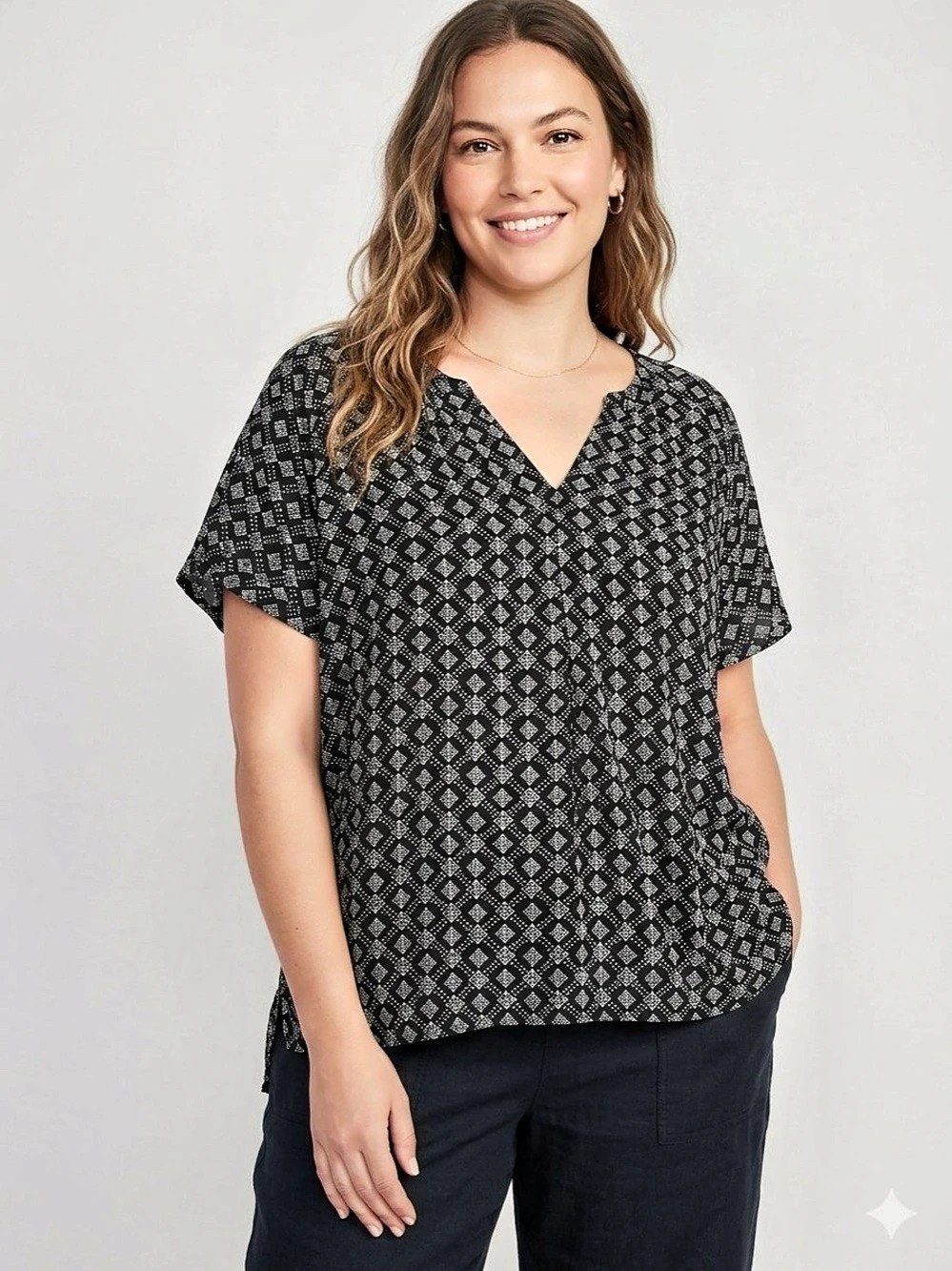 Old Navy Black White Geometric Diamond V-Neck Blouse Rayon Short Sleeve L 10/12